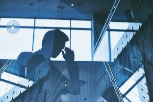Nowoczesny ogród na małej działce: 12 trików na powiększenie przestrzeni, lepszy układ ścieżek i rośliny wielowarstwowe, które wyglądają świetnie przez cały rok
